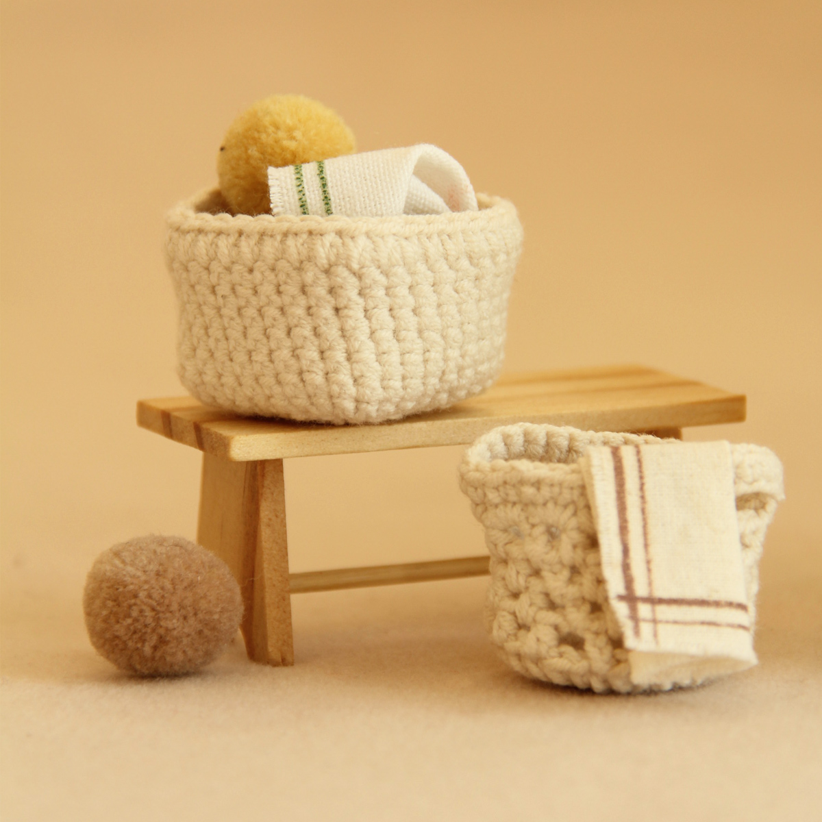 Wedding Hampers - 1:12スケールの手作りミニチュアかぎ針編みランドリーバスケット2個セット、ミニハウスのミニチュア装飾に適しています。