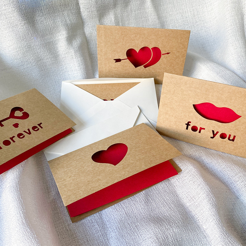 愛のギフトカード 赤いクラフト紙招待状 結婚式 ハッピーバレ - Wedding Supply Business のレビューと価格